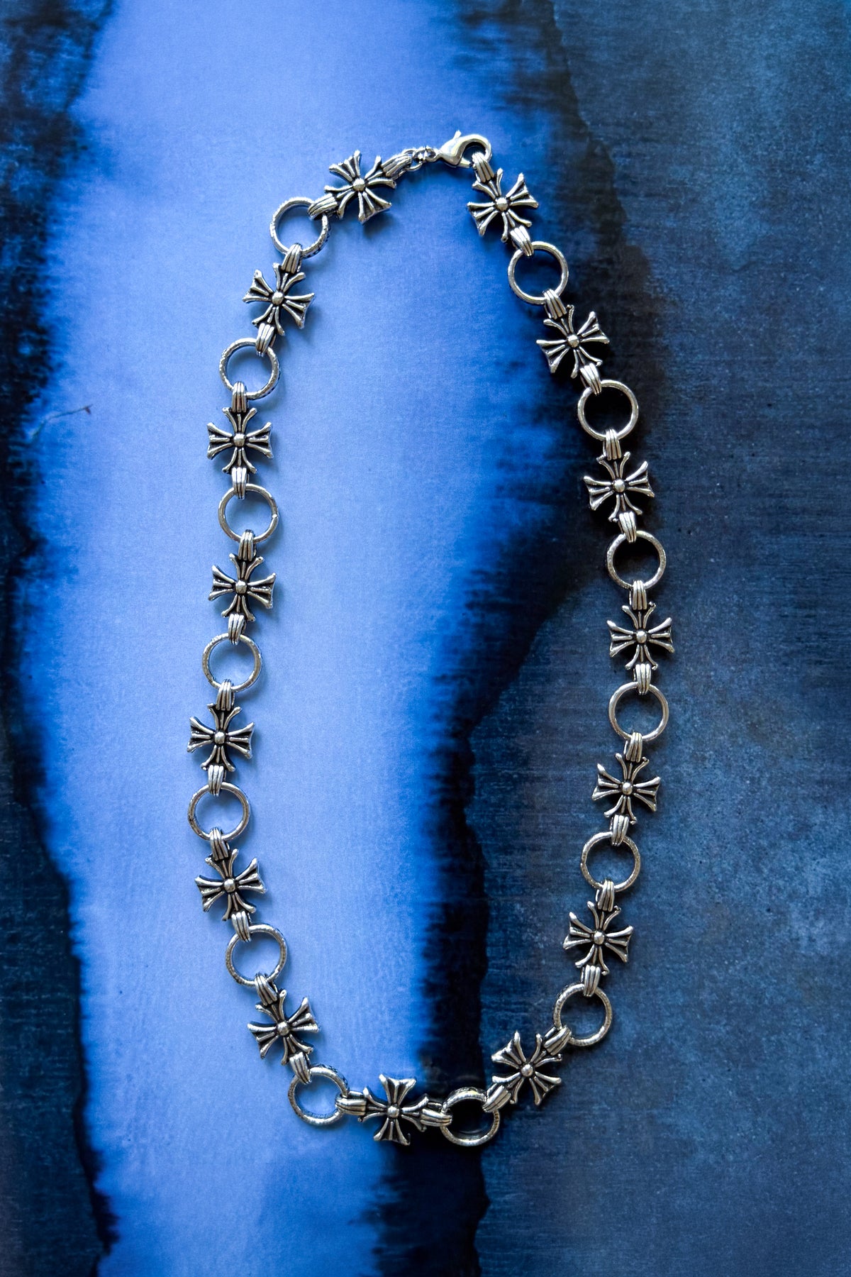 CAS DEIÀ LA CRUZ NECKLACE, handcrafted necklace with a silver finish