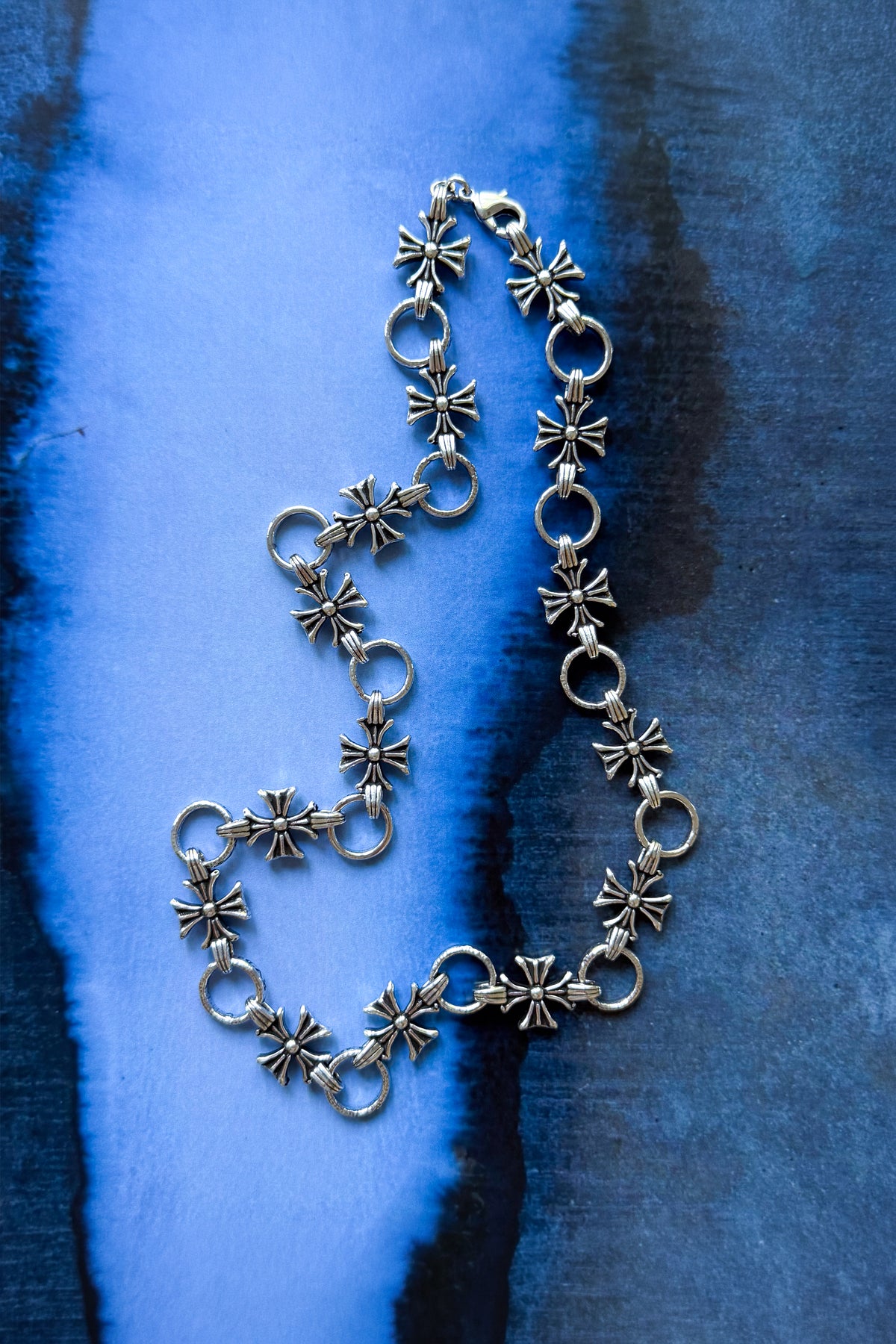 CAS DEIÀ LA CRUZ NECKLACE, handcrafted necklace with a silver finish