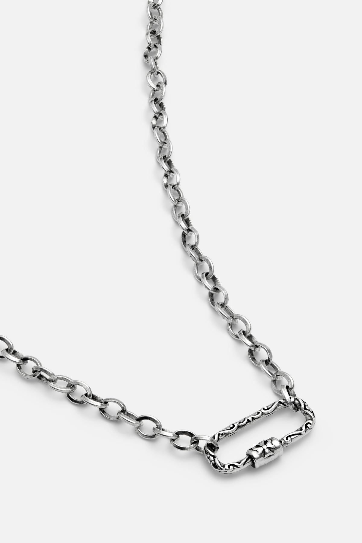 CAS DEIÀ CARABINER NECKLACE, close-up of the carabiner pendant