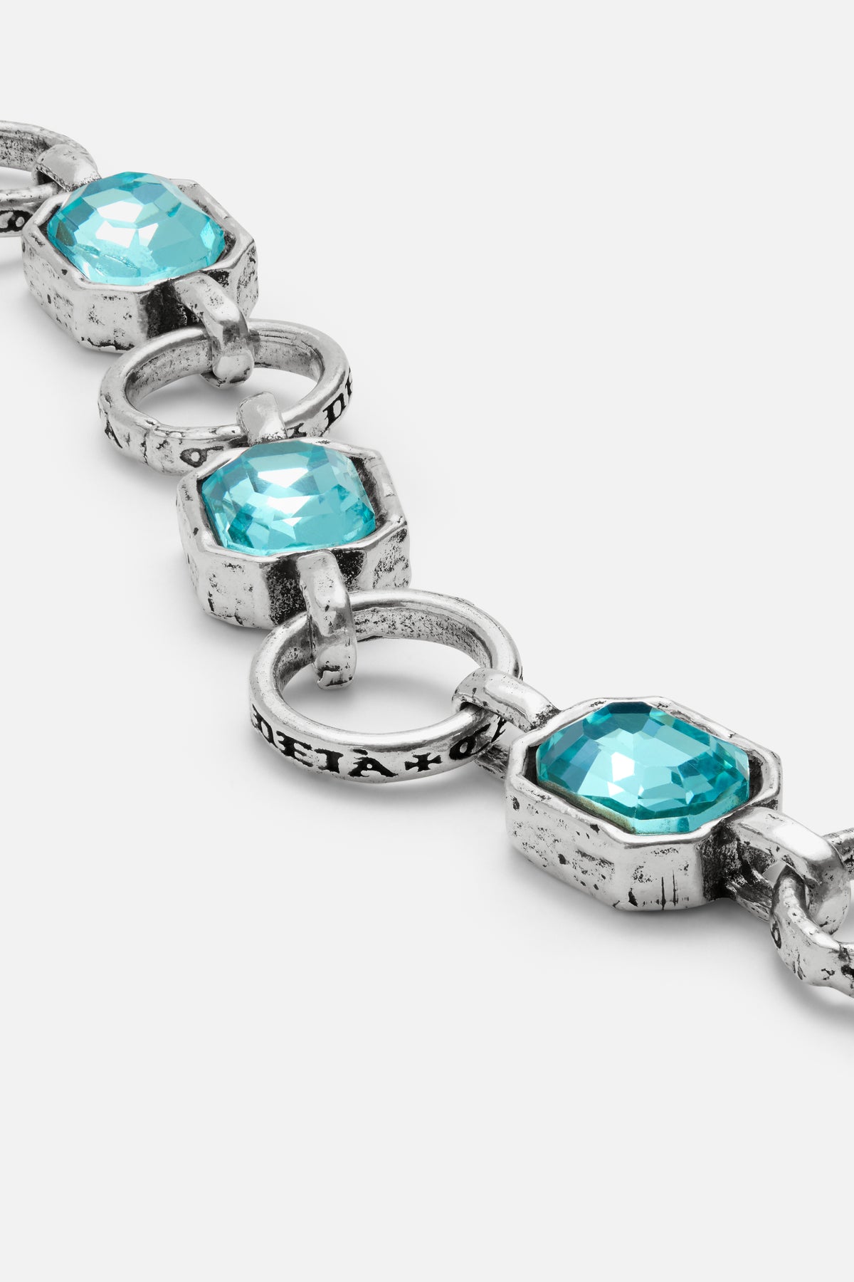 CAS DEIÀ CATALINA NECKLACE AQUAMARINE, detail of the engraved links and aquamarine stones, silver finish