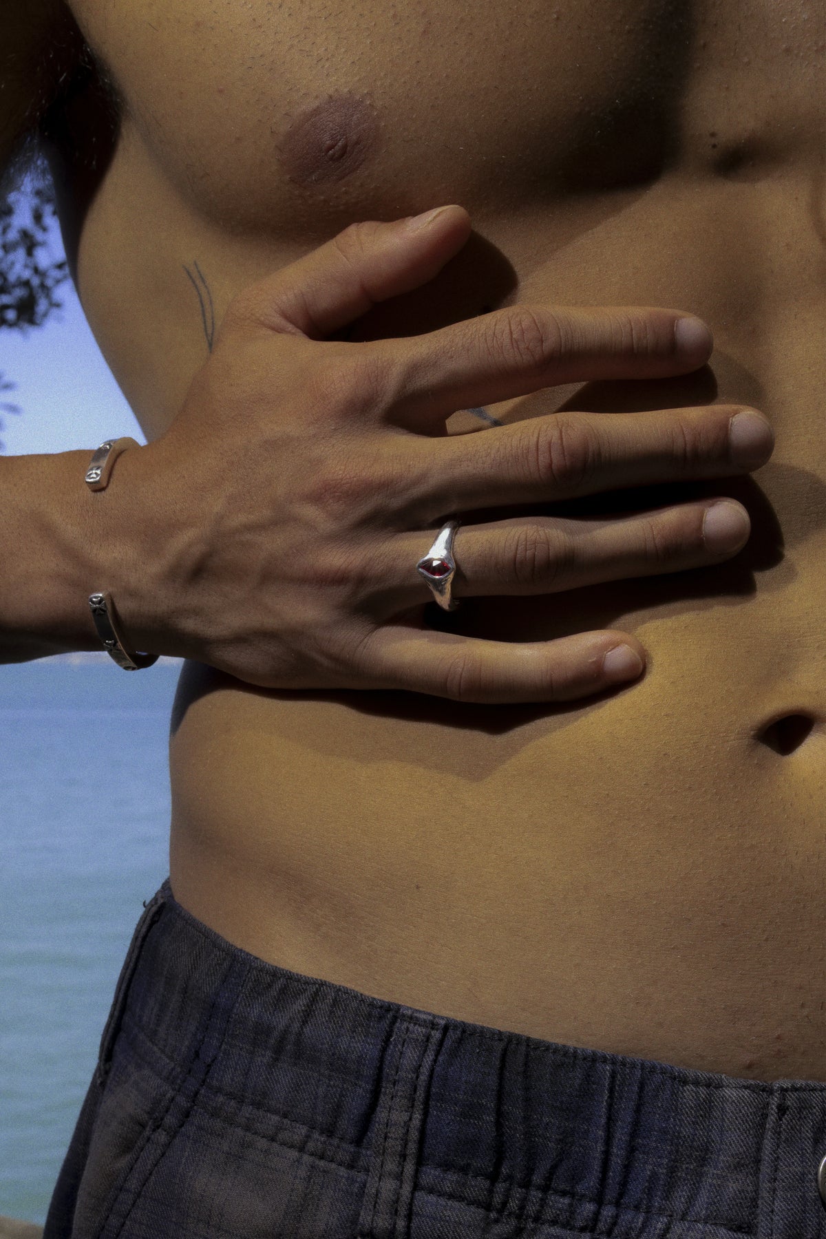 CAS DEIÀ GOTA RING RED worn on the hand, silver finish