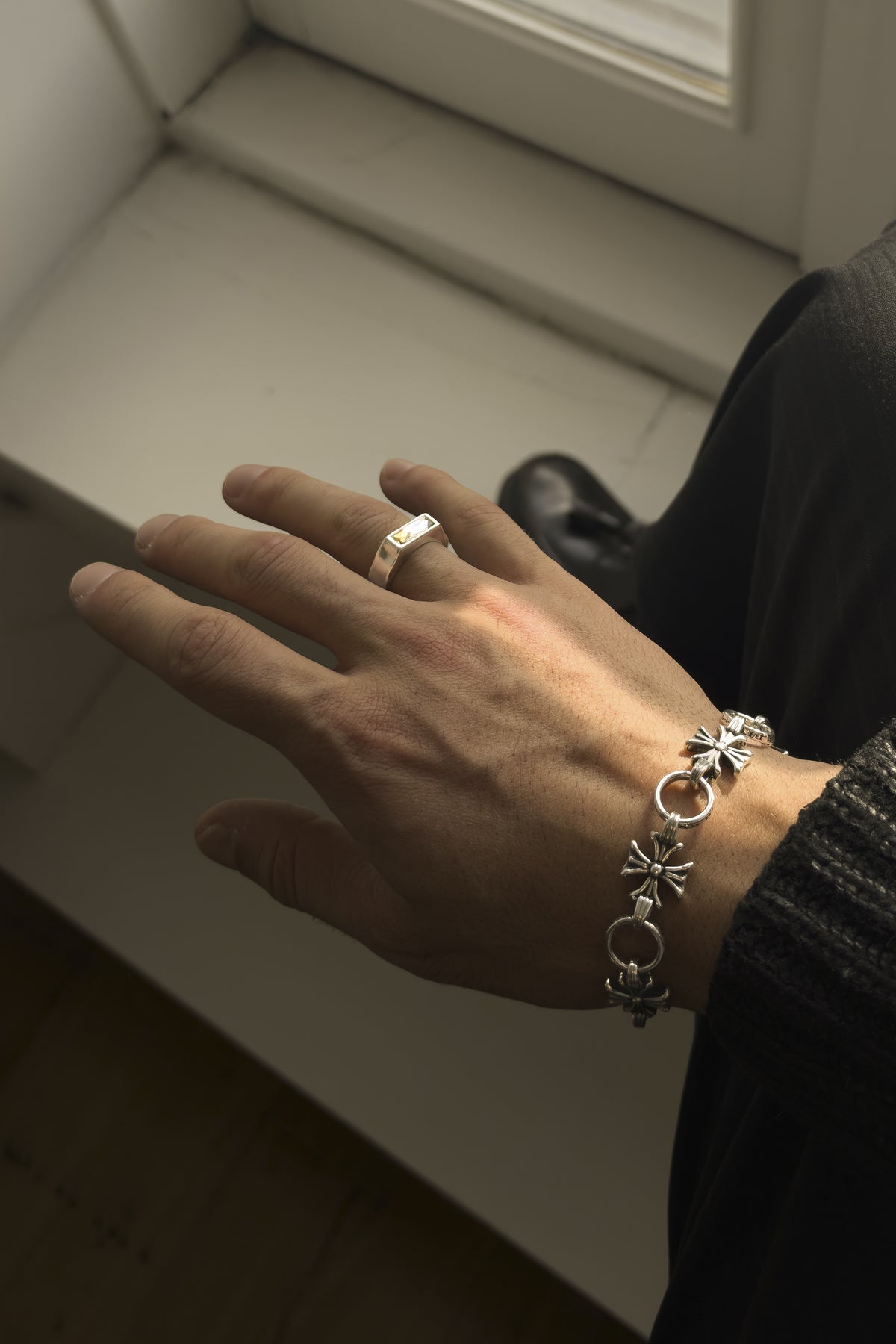 CAS DEIÀ SELENE RING CHAMPAGNE, handcrafted ring with a silver finish, worn