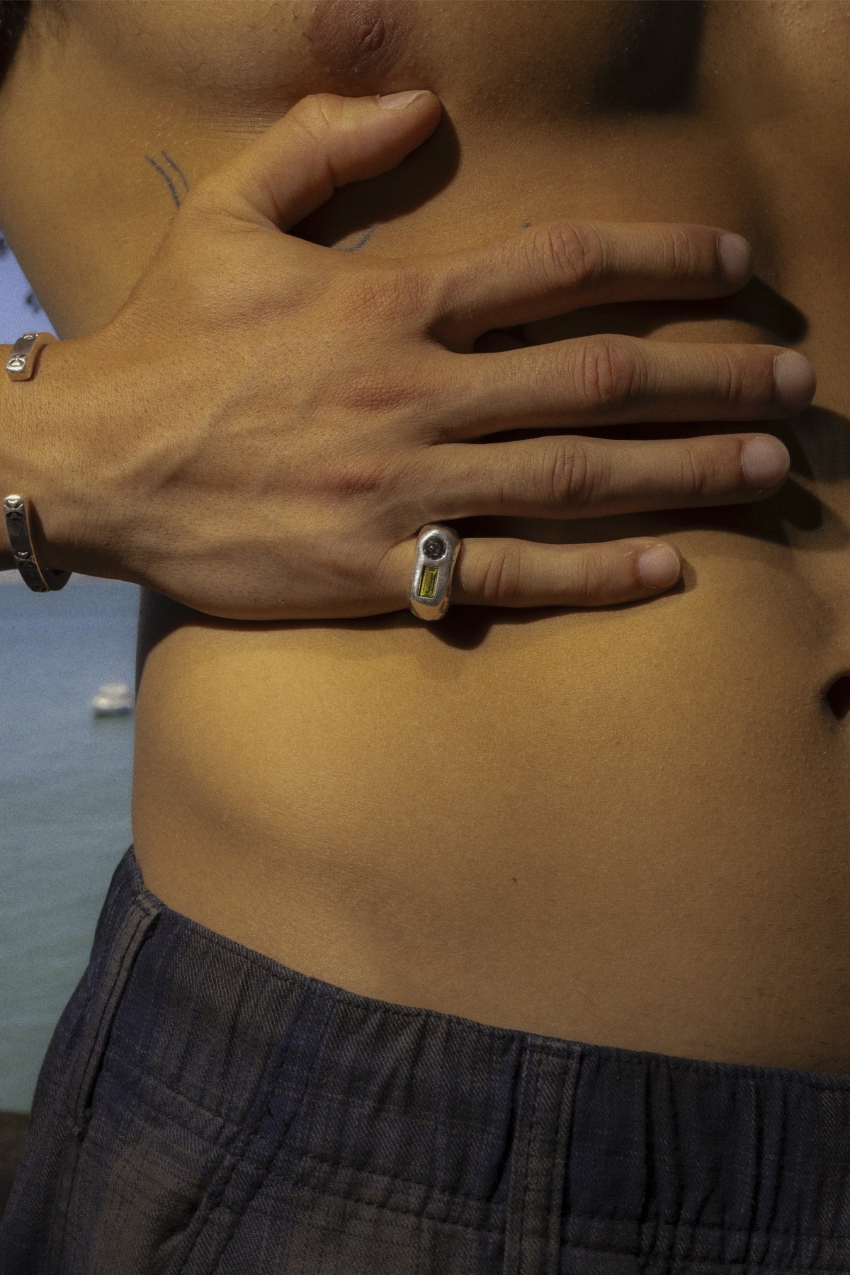 CAS DEIÀ COSTA RING OLIVE GREEN worn on the hand, silver finish