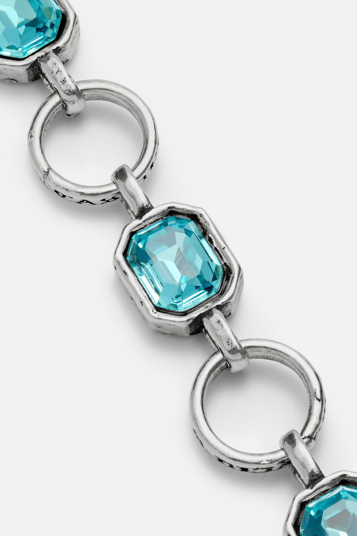 CAS DEIÀ CATALINA BRACELET AQUAMARINE, close-up of the aquamarine stones, silver finish