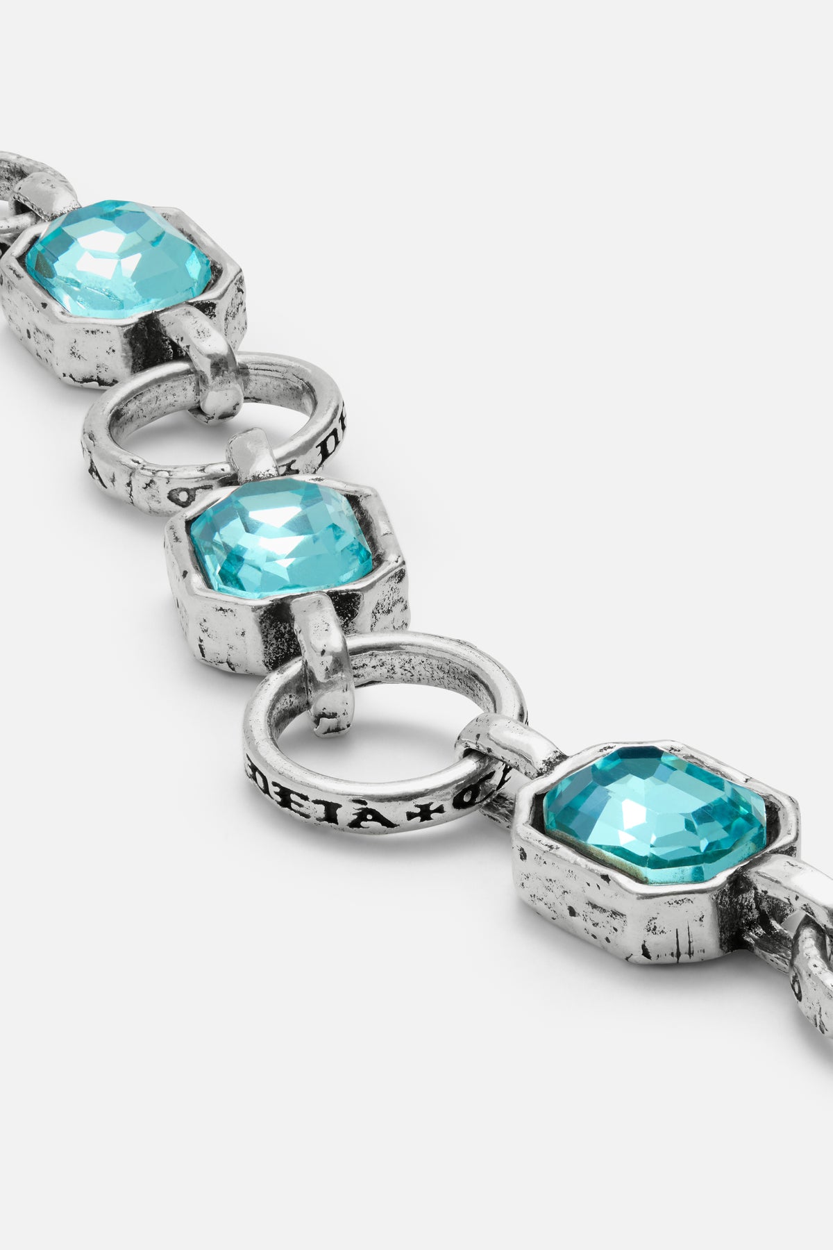 CAS DEIÀ CATALINA BRACELET AQUAMARINE, detail of the engraved links and aquamarine stones, silver finish