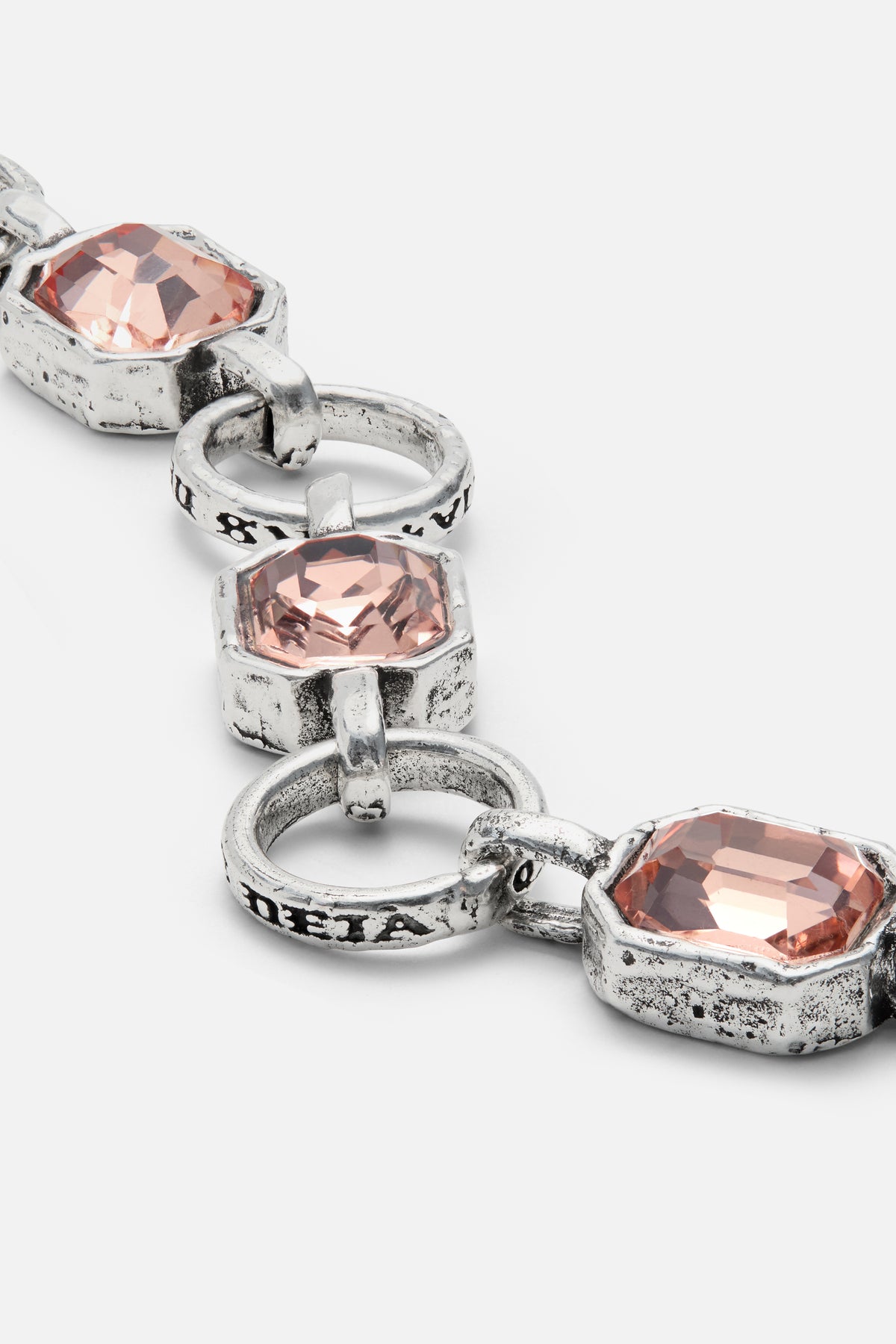 CAS DEIÀ CATALINA BRACELET LIGHT PEACH, detail of the engraved links and light peach stones, silver finish