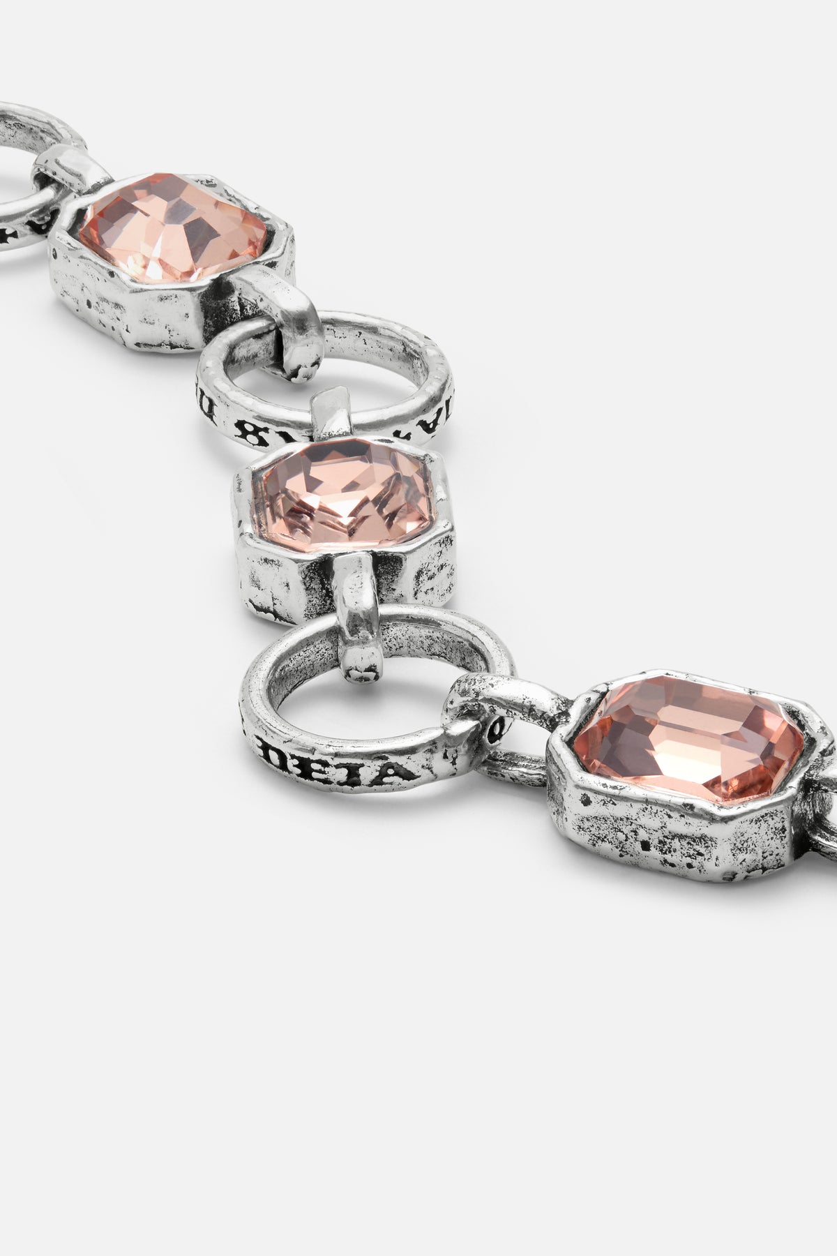CAS DEIÀ CATALINA NECKLACE LIGHT PEACH, detail of the engraved links and light peach stones, silver finish