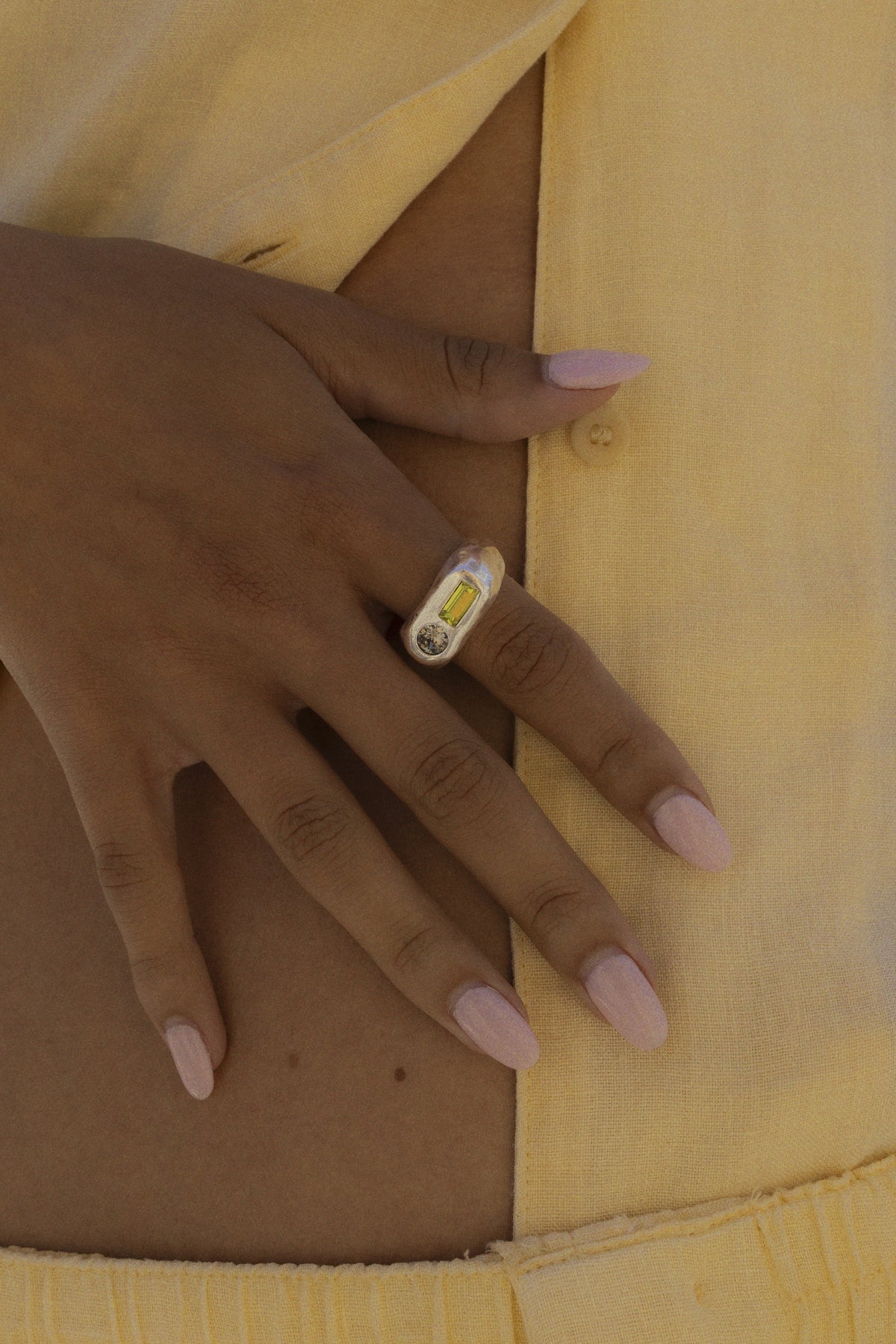CAS DEIÀ COSTA RING OLIVE GREEN worn on the hand, silver finish