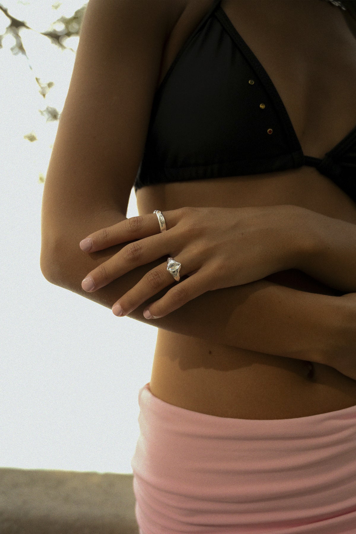 CAS DEIÀ GOTA RING CLEAR CRYSTAL worn on the hand, silver finish