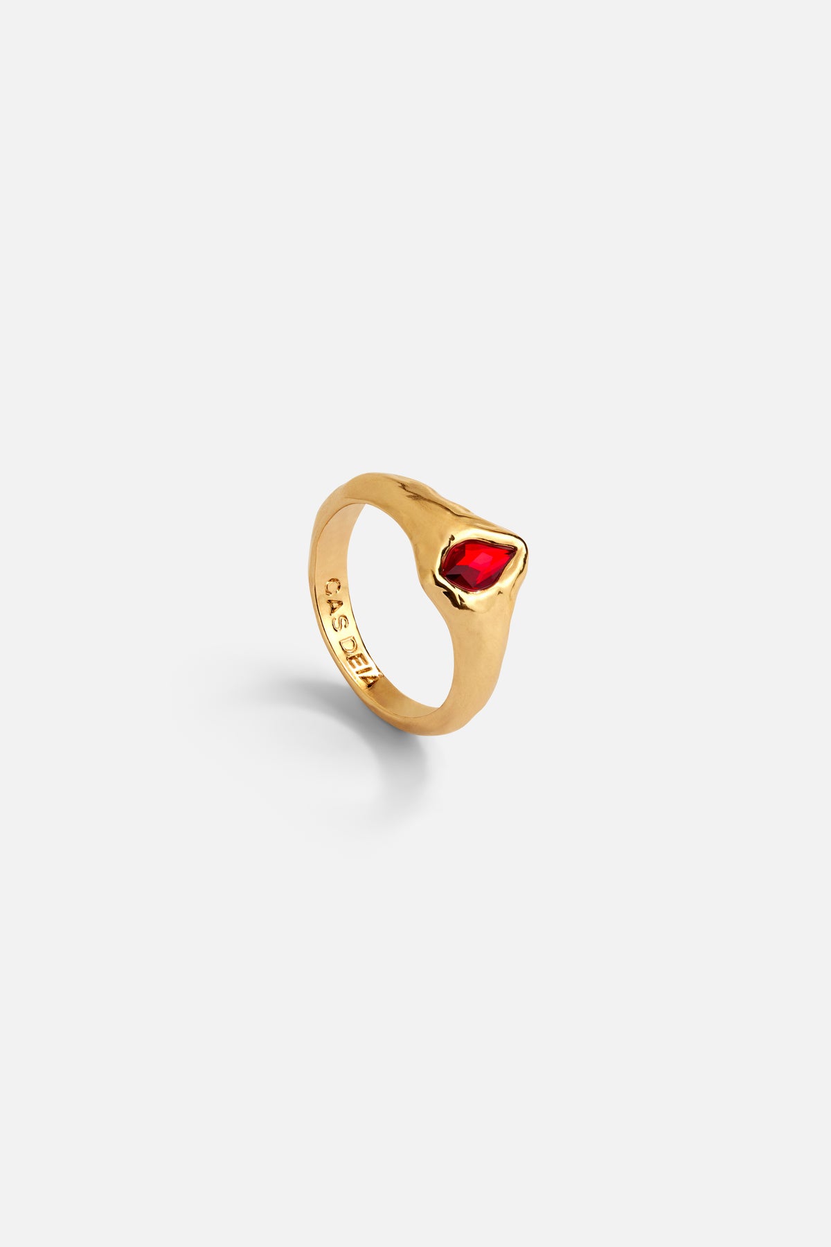CAS DEIÀ GOTA RING RED, handcrafted ring with a gold finish, side view
