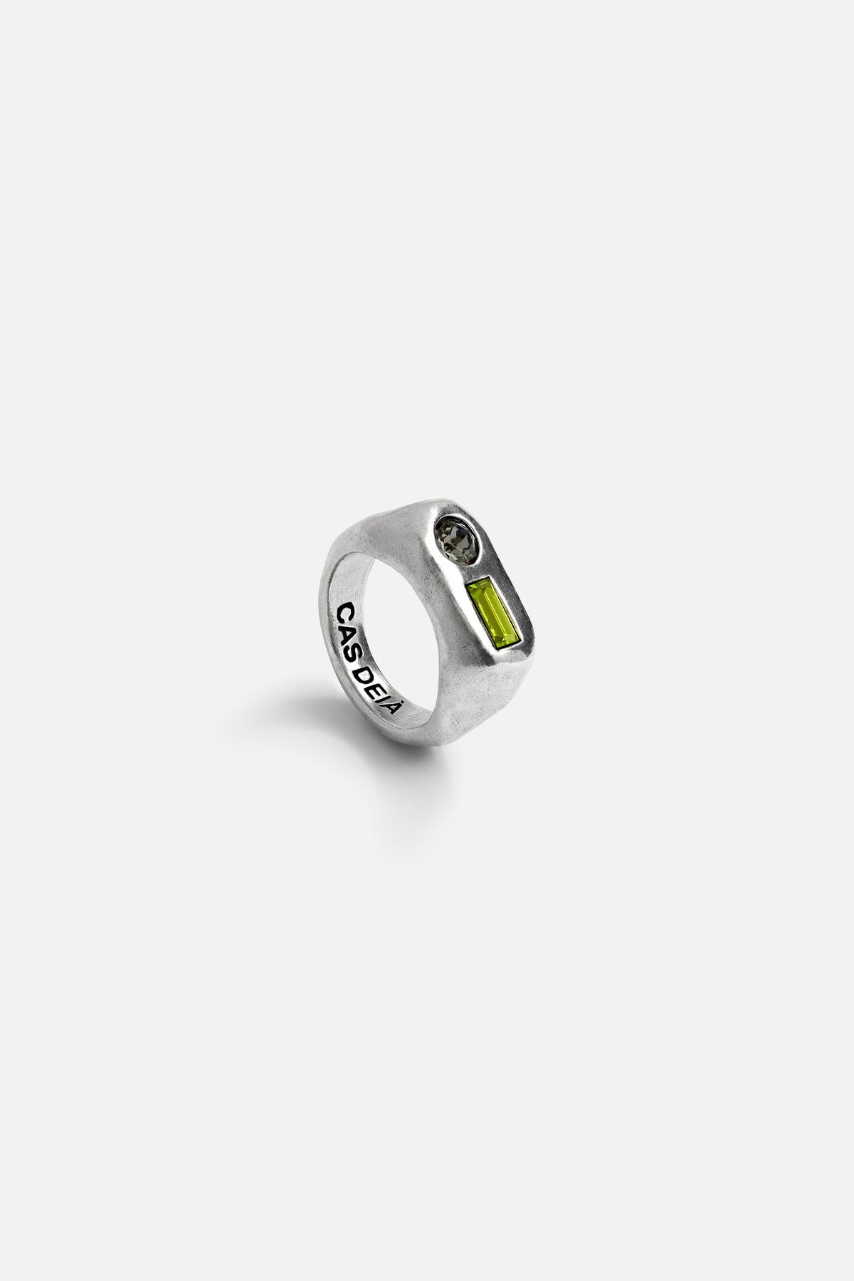 CAS DEIÀ COSTA RING OLIVE GREEN, handcrafted ring with a silver finish, side view