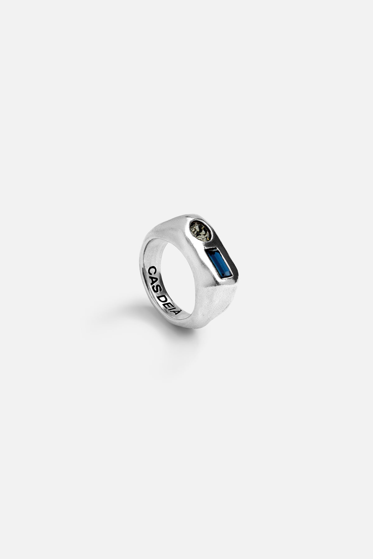 CAS DEIÀ COSTA RING SAPPHIRE BLUE, handcrafted ring with a silver finish, side view